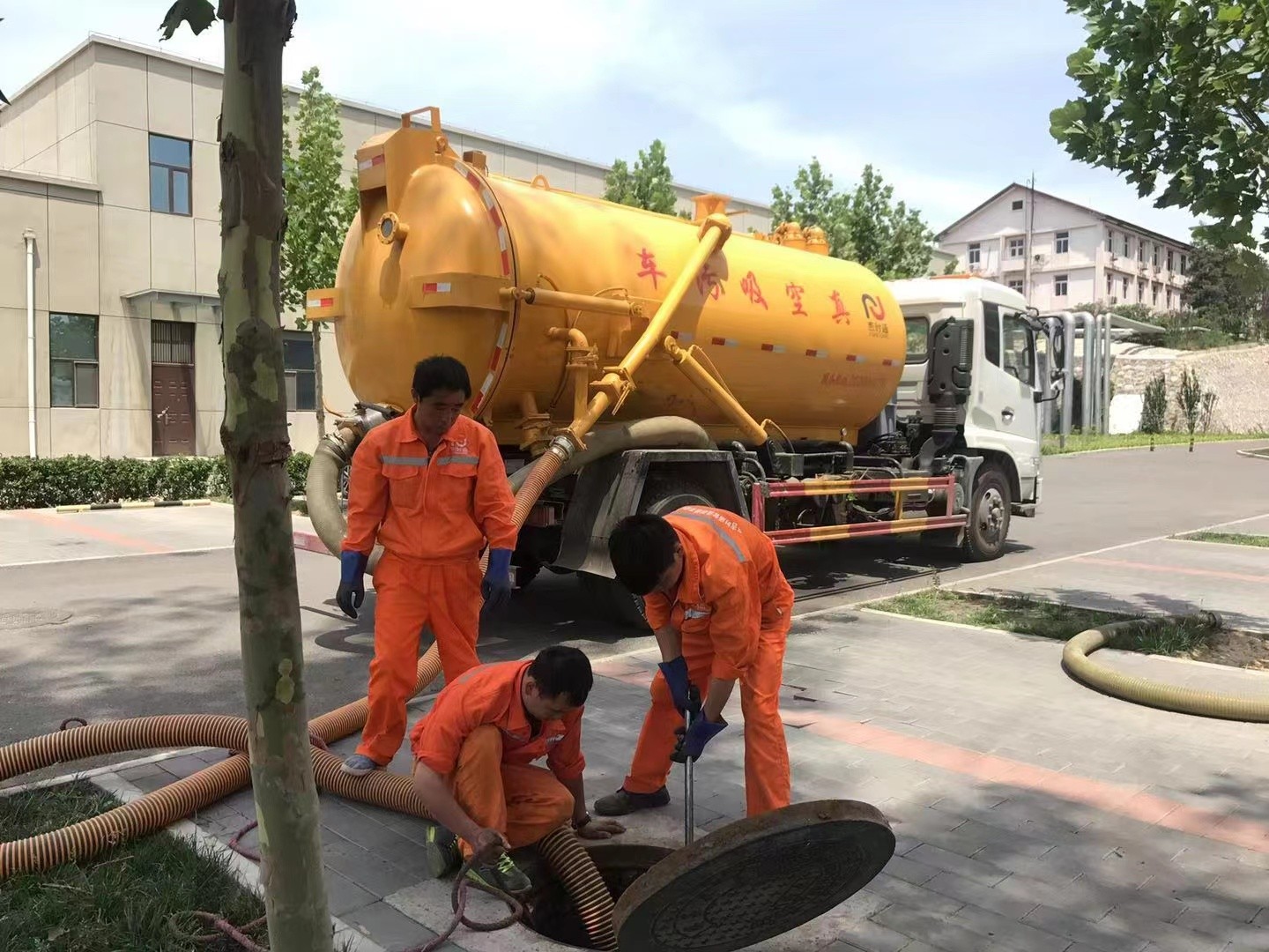 龙圩管道疏通车停在窨井附近