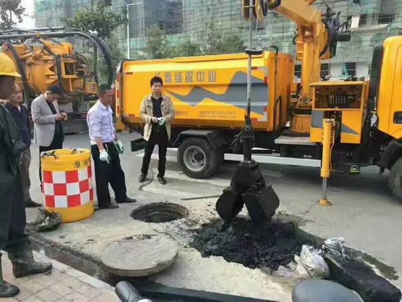 龙圩街道：网格员化身“清道夫”，为民解忧疏通“堵心”化粪池